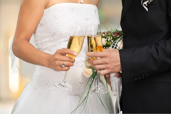 Düğün çifti şampanya bardağı tutan — Stok fotoğraf