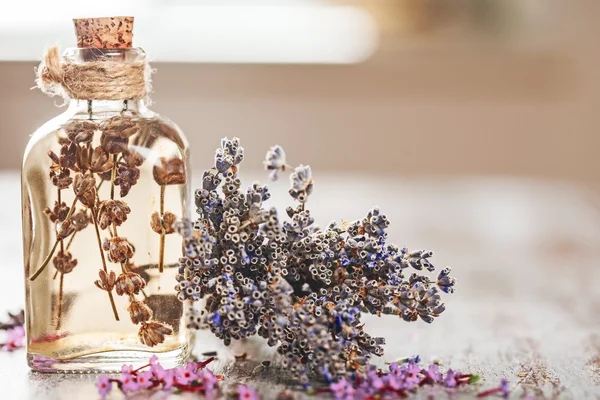 Lavendel bloemen en glazen fles — Stockfoto