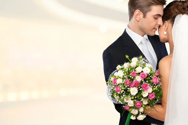 Braut und Bräutigam umarmen sich — Stockfoto