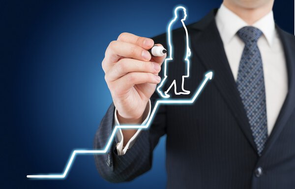 Бизнесмен и растущая линия
