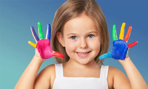 Милая маленькая девочка с разноцветными руками — стоковое фото