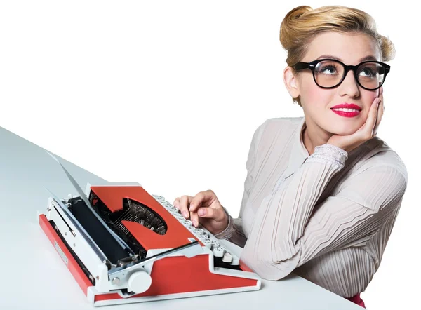 Mulher trabalhando na máquina de escrever vintage — Fotografia de Stock