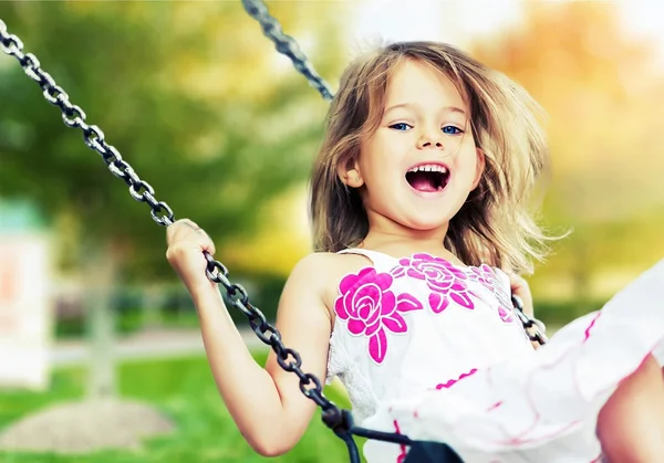 Ξανθιά κοπέλα διασκεδάζοντας ona swing — Φωτογραφία Αρχείου