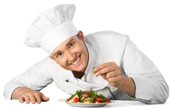 Mężczyzna kucharz przygotowuje sałatka — Zdjęcie stockowe