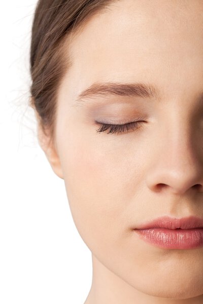 симпатичная молодая женщина с закрытыми глазами
