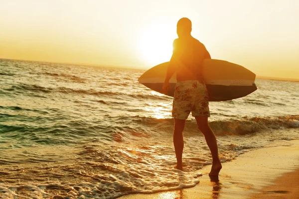 Surfer pe plaja oceanului — Fotografie, imagine de stoc