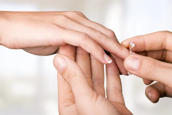 Novio poniendo anillo de boda en novia — Foto de Stock