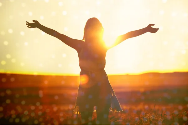 Mulher no campo sob a luz do pôr do sol — Fotografia de Stock