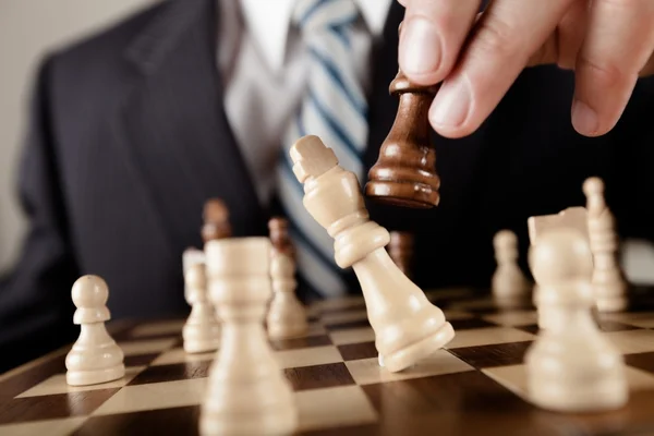 Empresario jugando ajedrez —  Fotos de Stock