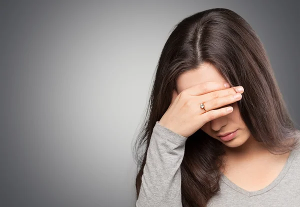 Giovane donna piangendo — Foto Stock