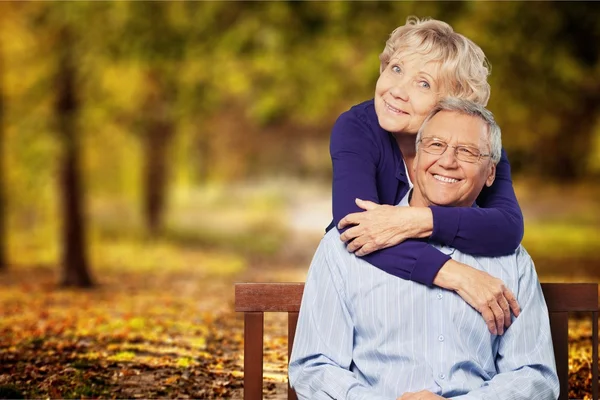 Heureux couple âgé souriant à la maison — Photo