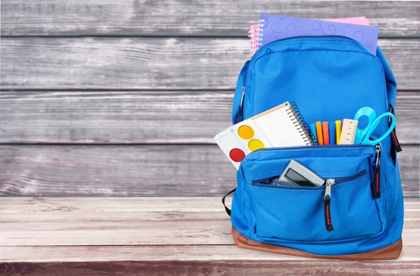Шкільний рюкзак з приладдям — стокове фото