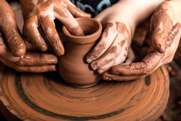 Mãos de oleiro fazendo panela de barro — Fotografia de Stock