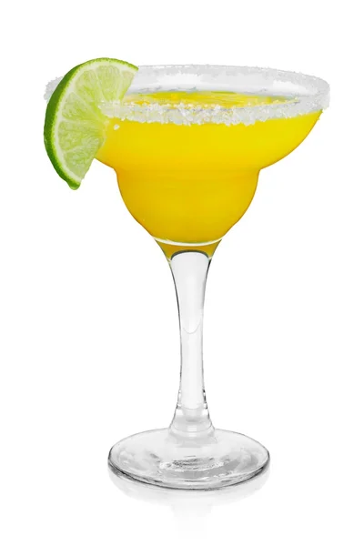 多汁的玛格丽塔鸡尾酒一片柠檬白色背景上孤立 — 图库照片