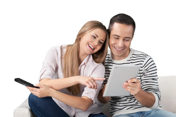 Pareja joven con tableta pc — Foto de Stock