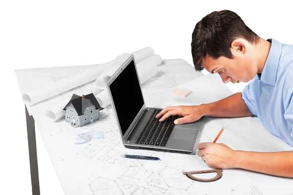 Bonito jovem arquiteto trabalhando no laptop — Fotografia de Stock