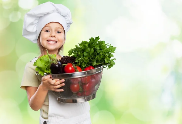 Kleine meisje bedrijf kom met groenten — Stockfoto