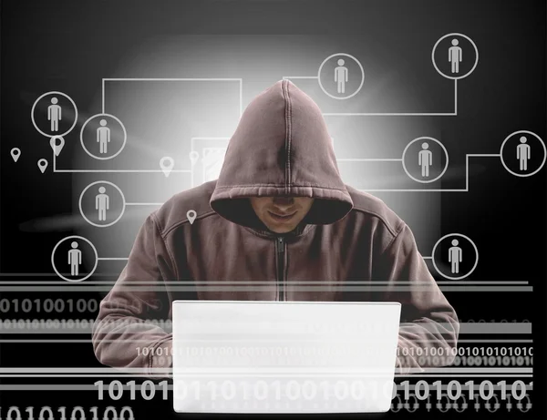Hacker cibernético usando laptop — Fotografia de Stock