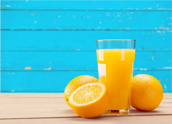 Sok pomarańczowy i kawałkami pomarańczy — Zdjęcie stockowe
