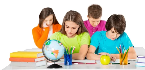 Niños en la escuela estudiando asignatura — Foto de Stock