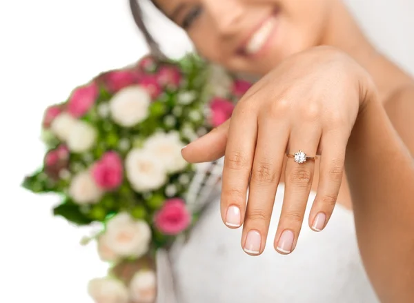 Belle mariée montrant sa bague — Photo