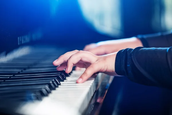 Musiker spelar ett piano tangentbord — Stockfoto