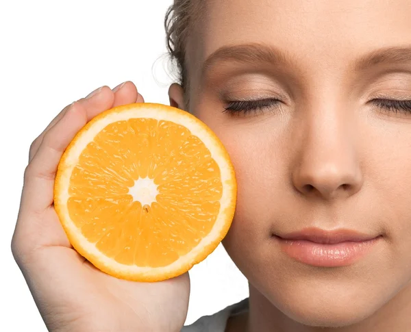 Piękna dziewczyna gospodarstwa pomarańczowy — Zdjęcie stockowe