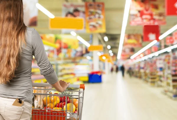 Donna con carrello shopping — Foto Stock