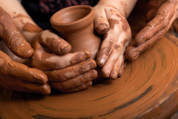 Manos de alfarero haciendo olla de arcilla — Foto de Stock