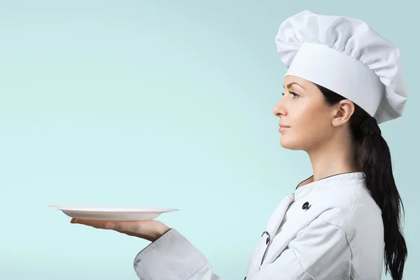 Mujer joven chef con plato Imágenes de stock libres de derechos