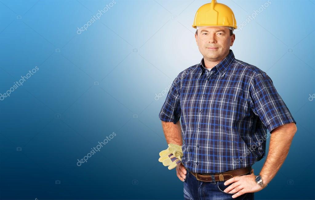Hombre trabajador guapo con cinturón de herramientas