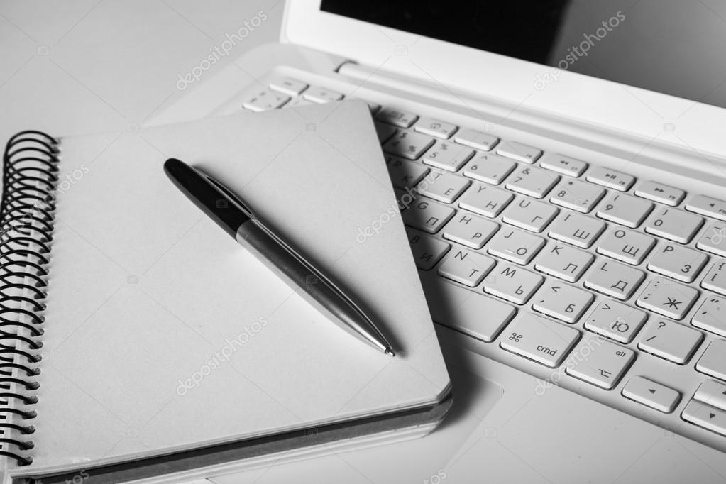Korea surfen Dokter Laptop with notebook and pen Stock Photo by ©billiondigital 118569696