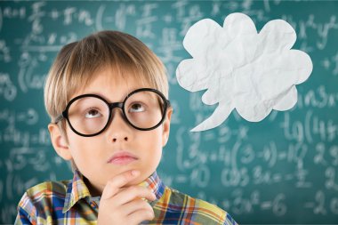 Gözlüklü şirin genç çocuk