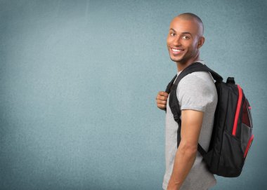 sırt çantası ile erkek öğrenci 