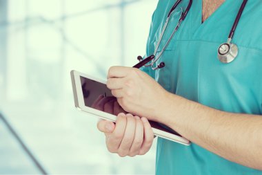 tablet pc ile çalışan doktor