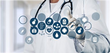 Tıbbi simge ve genç doktor 