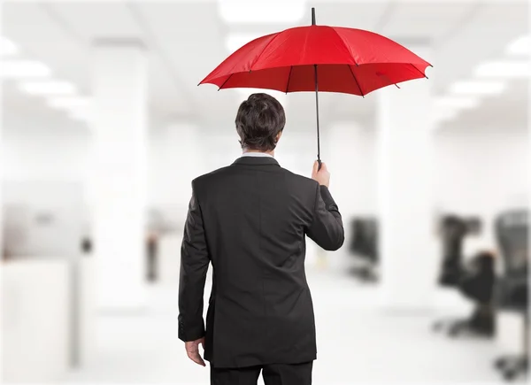 Portret van zakenman met paraplu — Stockfoto