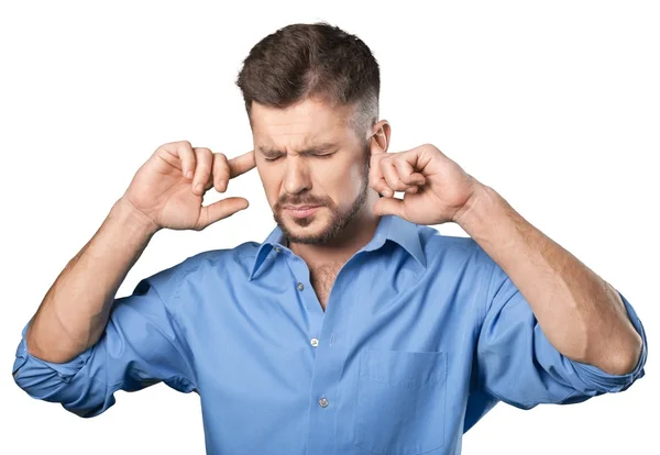 Чоловік прикриває вуха руками — стокове фото