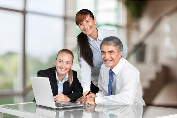 Erfolgreiches Geschäftsteam arbeitet — Stockfoto