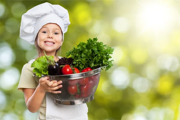 Kleine meisje bedrijf kom met groenten — Stockfoto