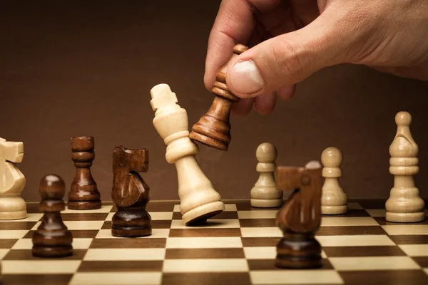 Geschäftsmann spielt Schach — Stockfoto