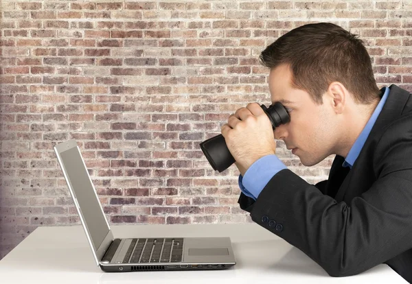 Homem procurando no laptop . — Fotografia de Stock