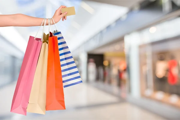 Donna con shopping bags e card — Foto Stock