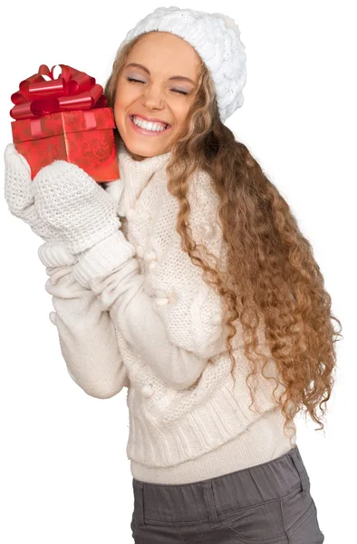 Усміхнена жінка з подарунковою коробкою — стокове фото