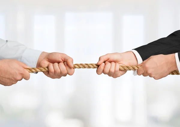 Бізнесмени тягнуть мотузку — стокове фото