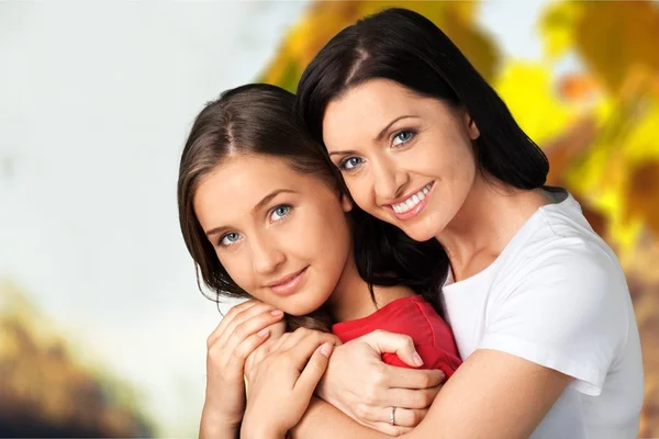 Vrouw met haar dochter omhelsde — Stockfoto