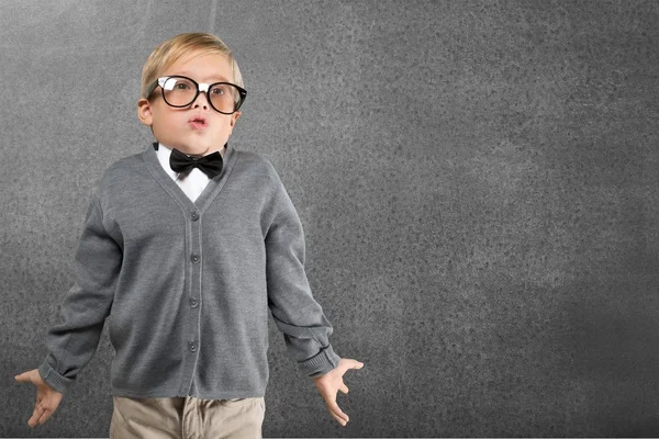 Giovane ragazzo in occhiali pensando — Foto Stock