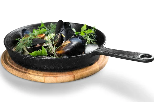 Moules bouillies dans une poêle noire — Photo