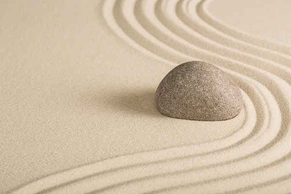 Zen-Stein im Sand. — Stockfoto