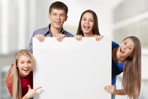 Estudiantes con signo en blanco — Foto de Stock